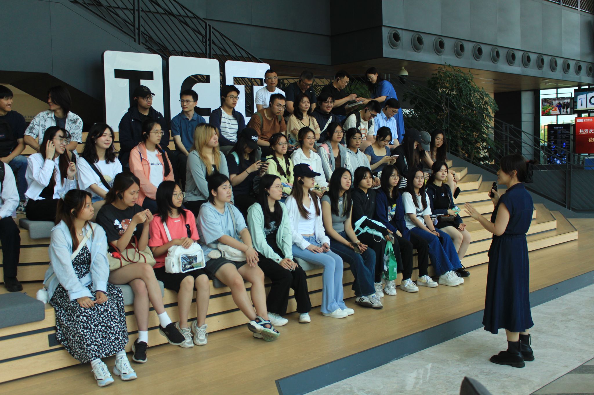 学校开展港澳台学生国情教育参访活动