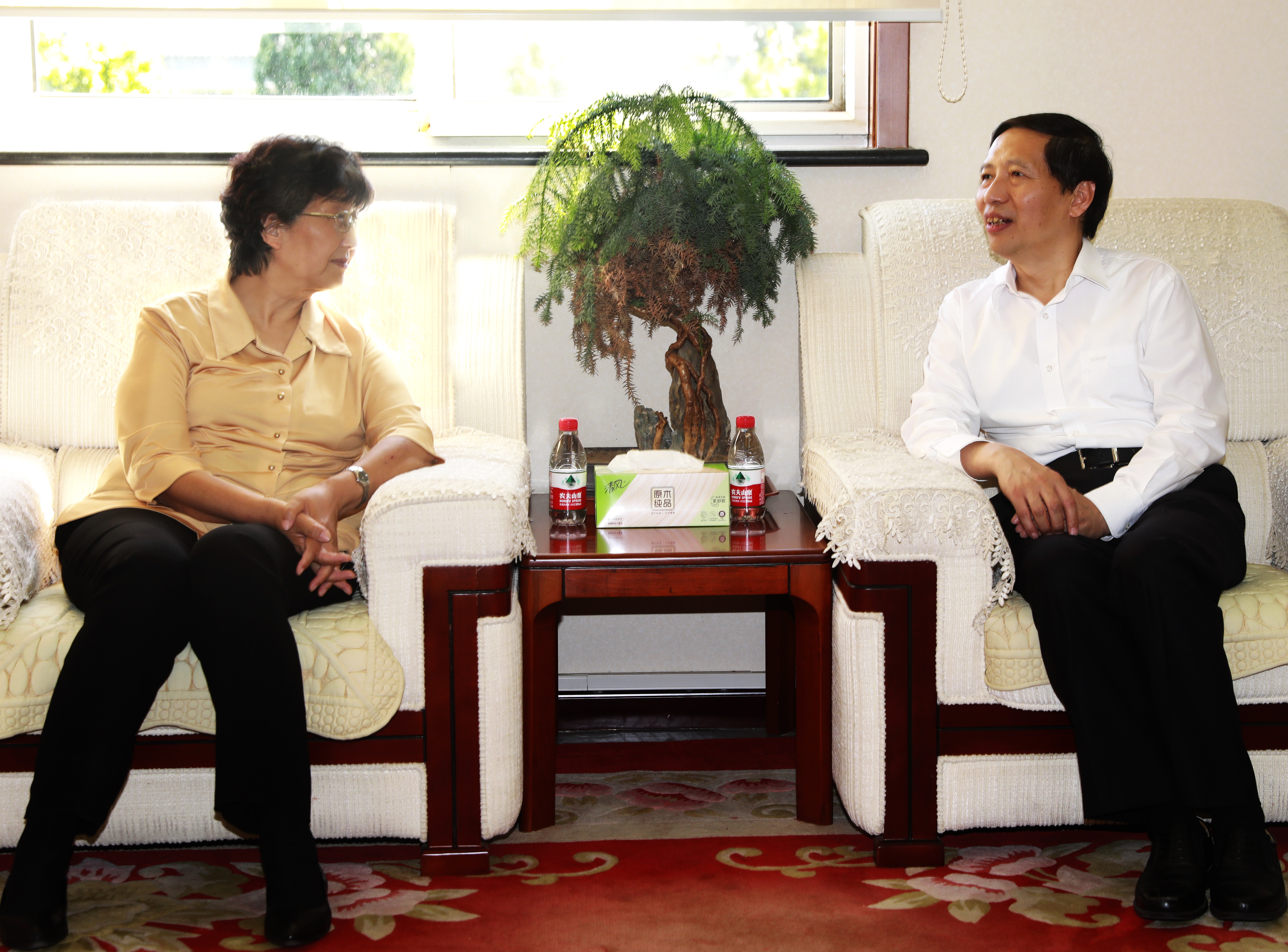 北京市关工委副主任、北京市教育系统关工委主任张雪一行来校调研