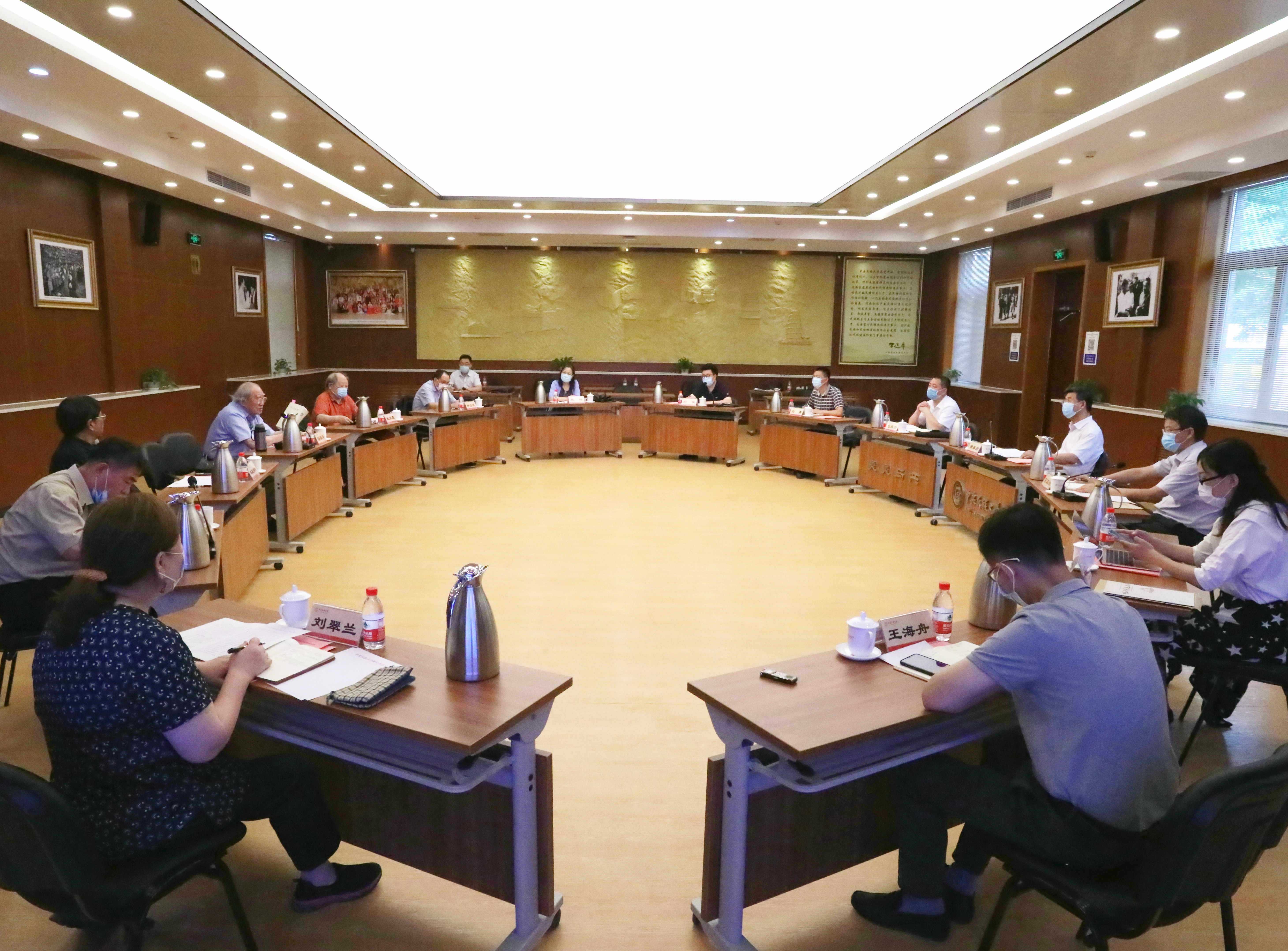 黄泰岩与专家校友共话ag真人试玩办学历史