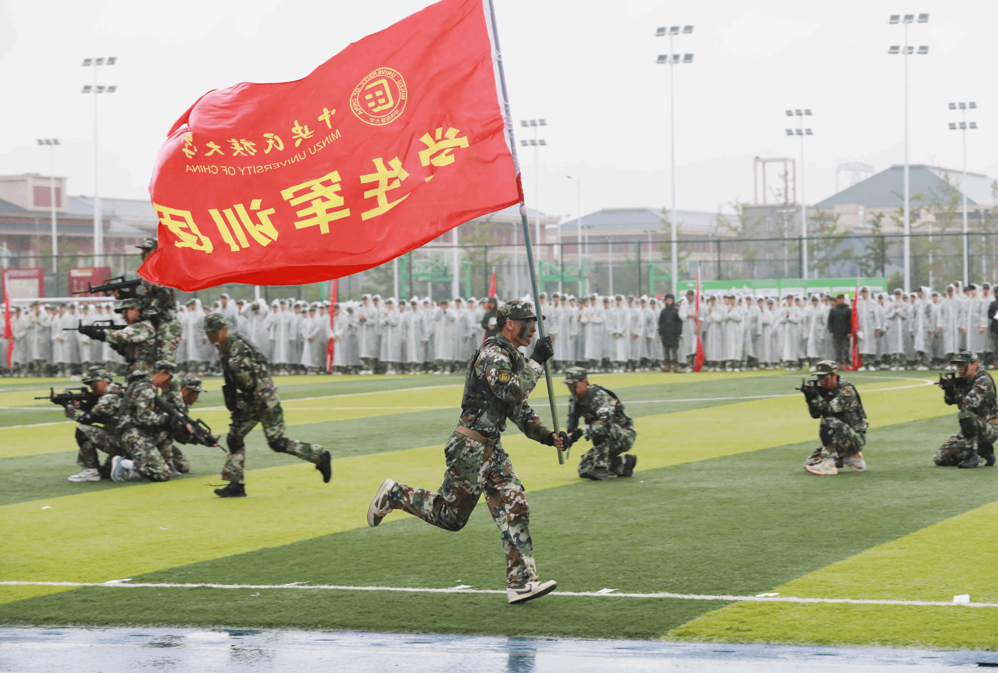 学校举行2024级本科生军训闭营式