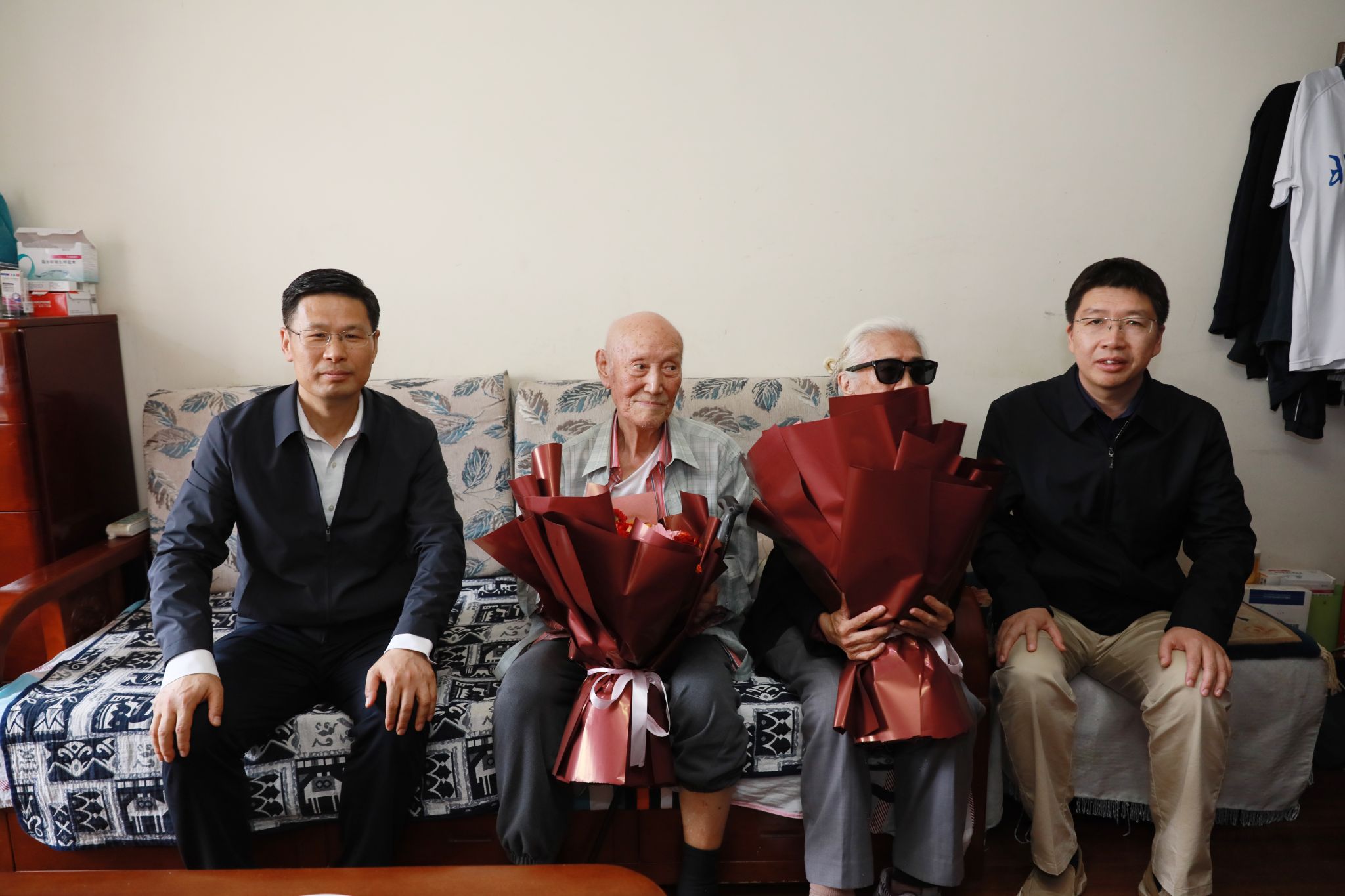 校领导国庆前夕看望慰问离退休老同志