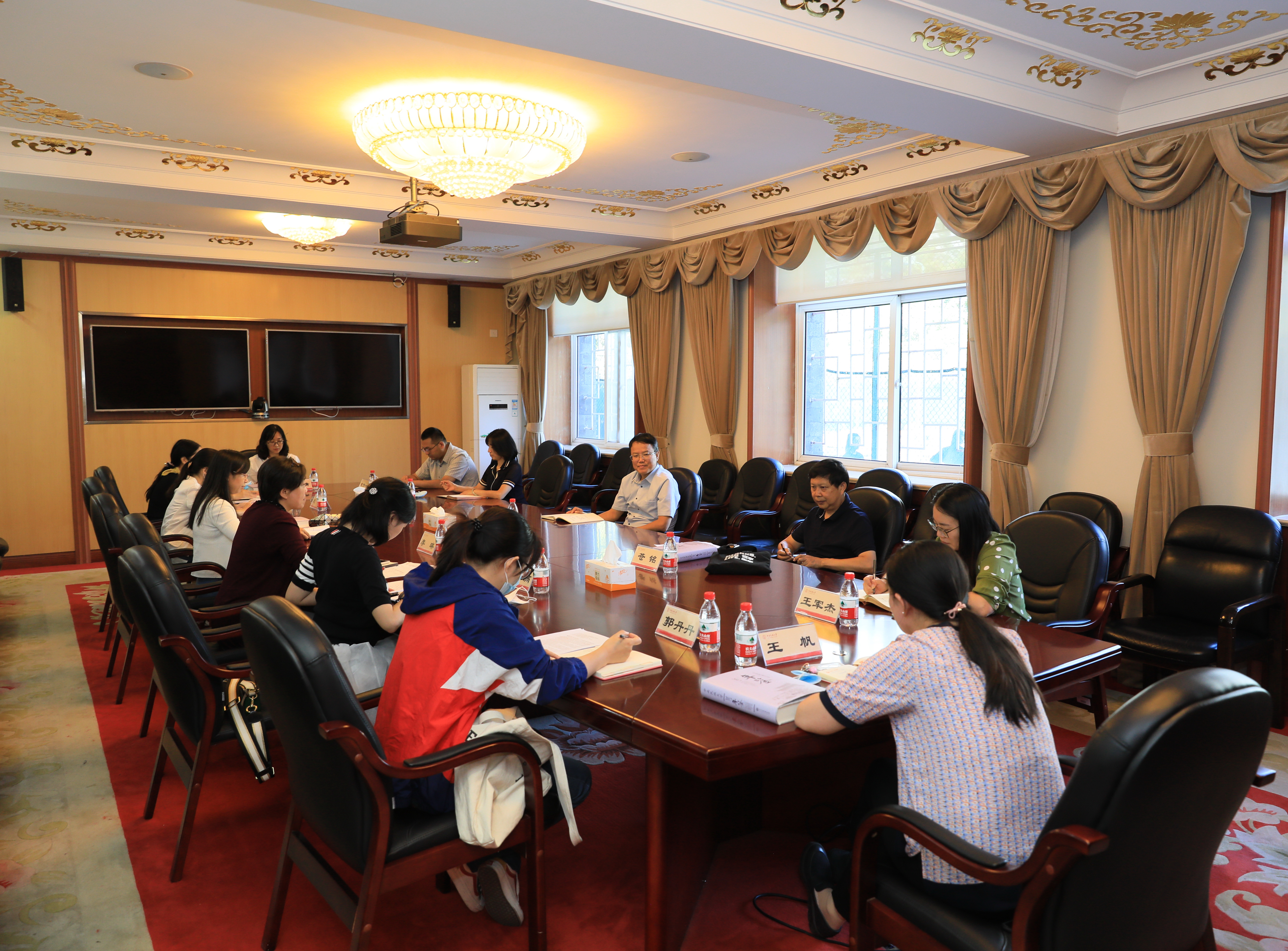 石亚洲主持召开校史编纂工作推进会