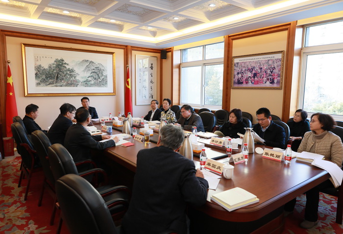 校党委理论学习中心组开展专题学习研讨