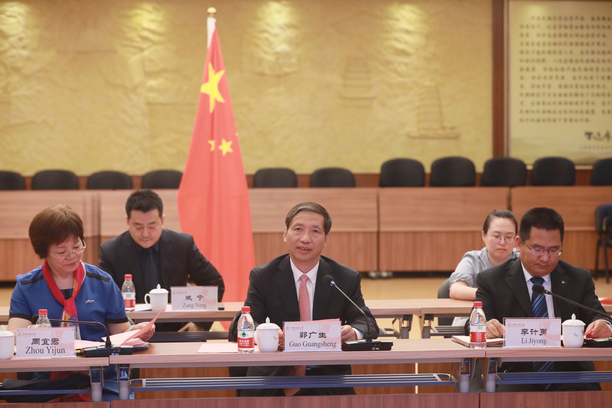 学校与爱尔兰国立科克大学举行视频会议