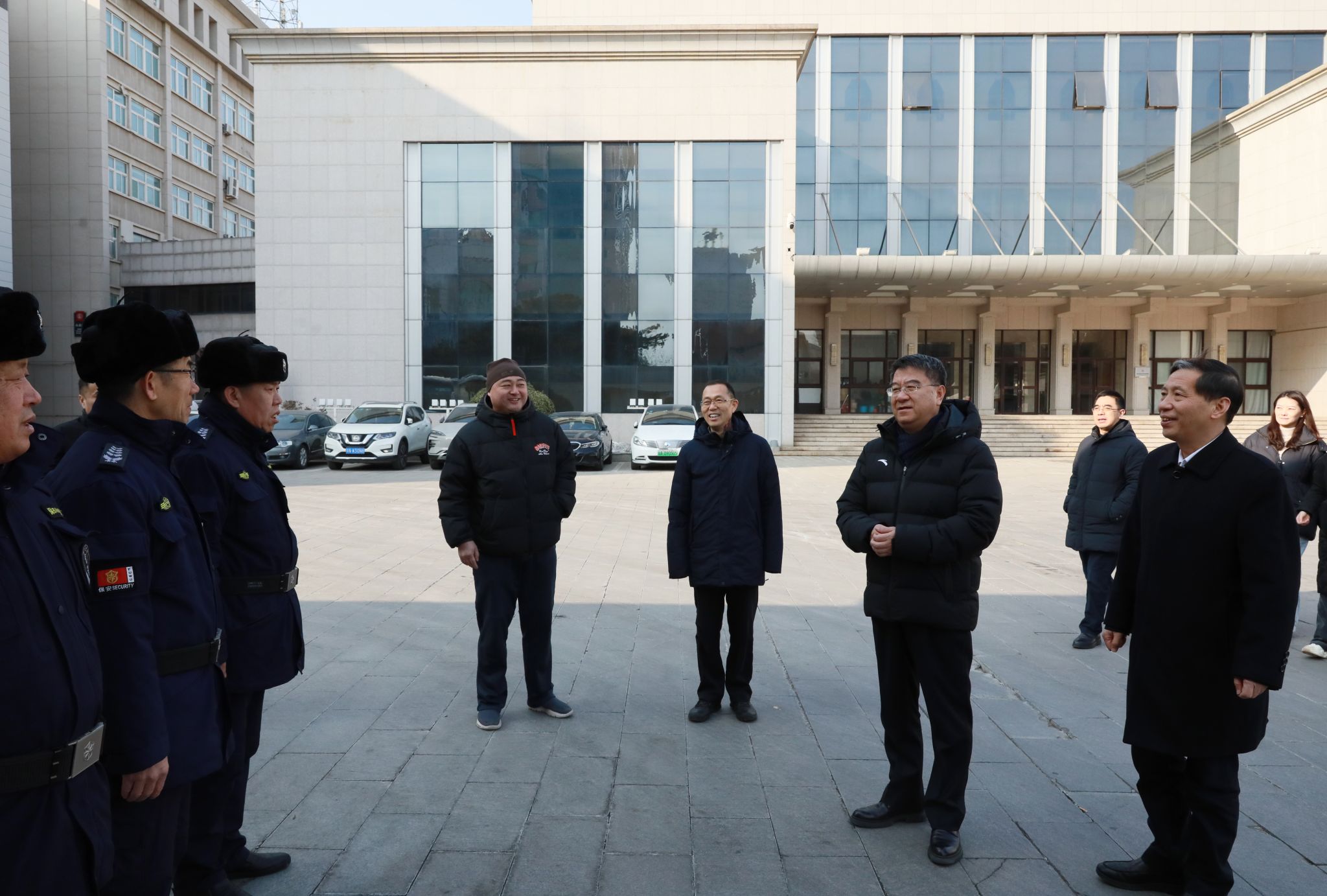校领导春节前检查校园安全并走访慰问坚守岗位一线职工和留校学生代表