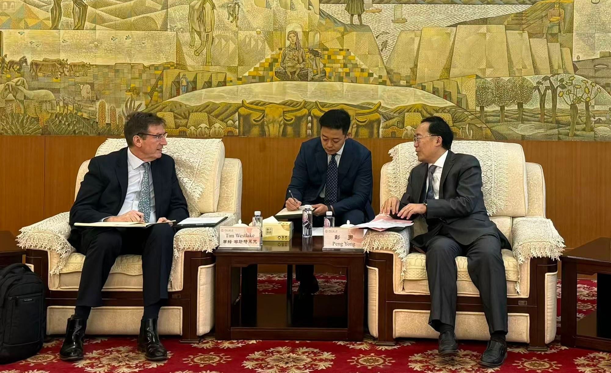 英国密德萨斯大学首席运营官蒂姆·韦斯特莱克教授来访