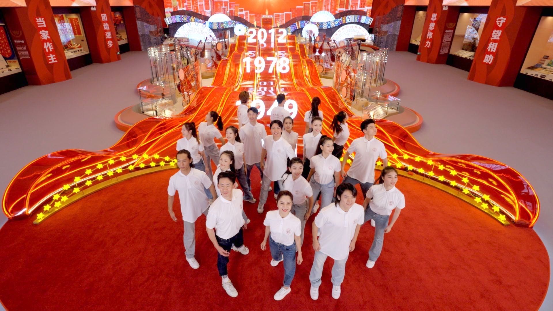 何以中华——ag视讯师生走进铸牢中华民族共同体意识文物古籍展同上“开学第一课”