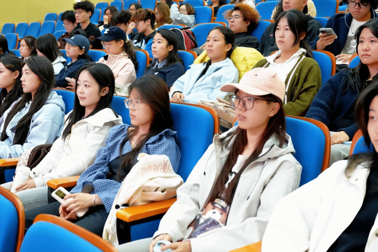 “共美讲坛”系列学术讲座在海南国际学院开讲