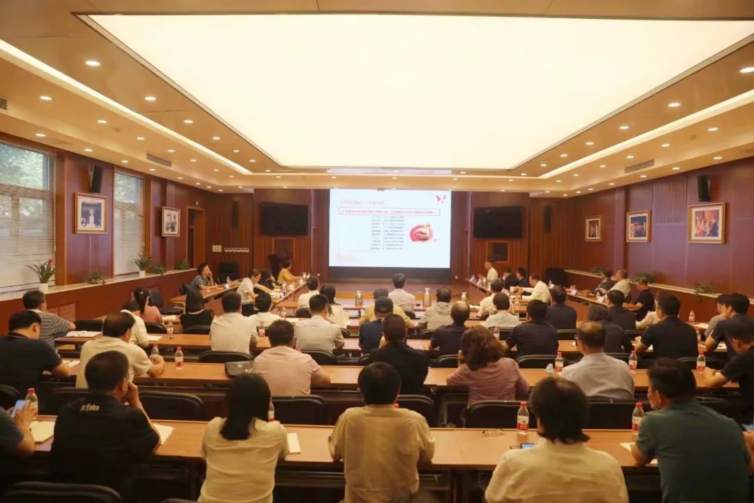 学校召开党委理论学习中心组(扩大)学习研讨会强调:以铸牢中华民族共同体意识为主线 为建设中华民族现代文明贡献智慧和力量