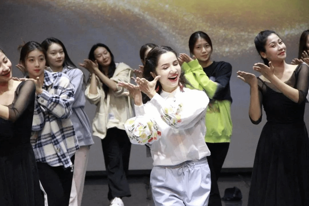 舞蹈学院教授、新疆青年舞蹈艺术家古丽米娜·麦麦提：讲台也是舞台