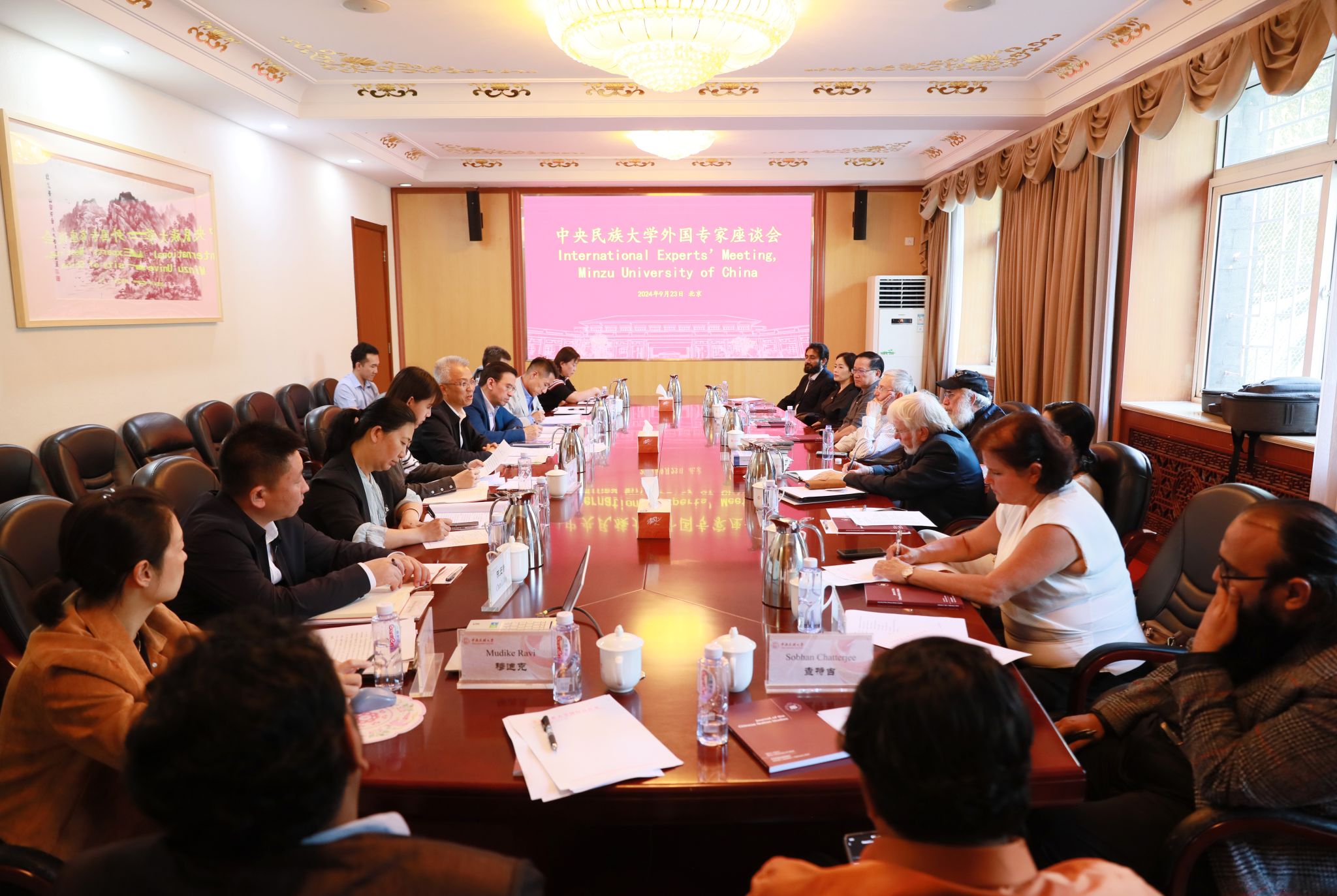 我校组织召开外国专家座谈会