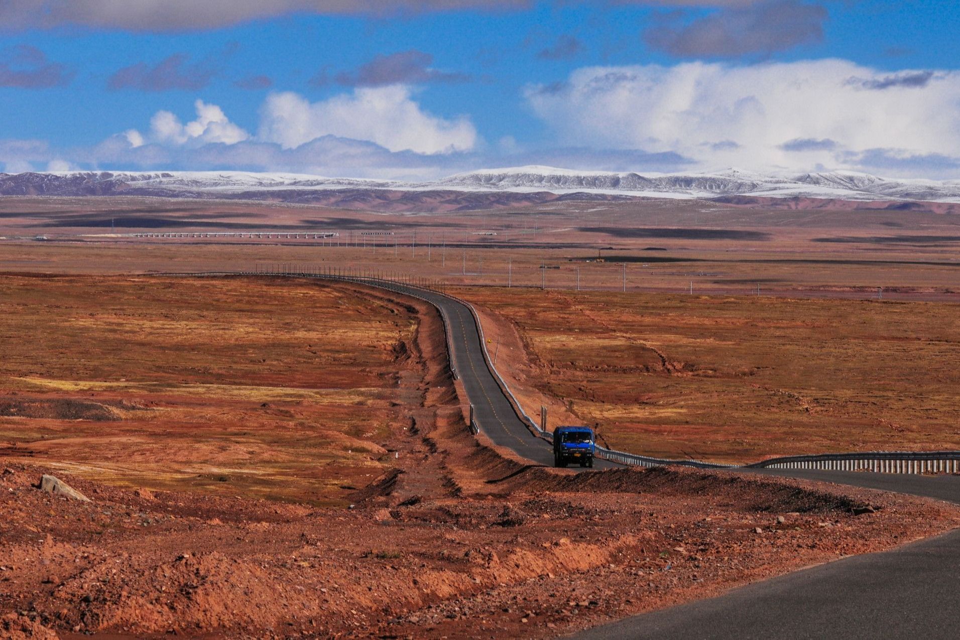 “传承弘扬‘两路’精神 铸牢中华民族共同体意识”研讨会在ag真人试玩举行