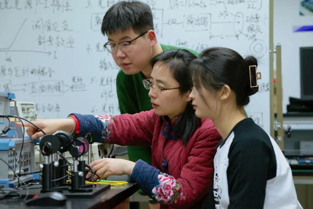 理学院陈笑 | 以学生为中心，打造有温度的“师生共同体”