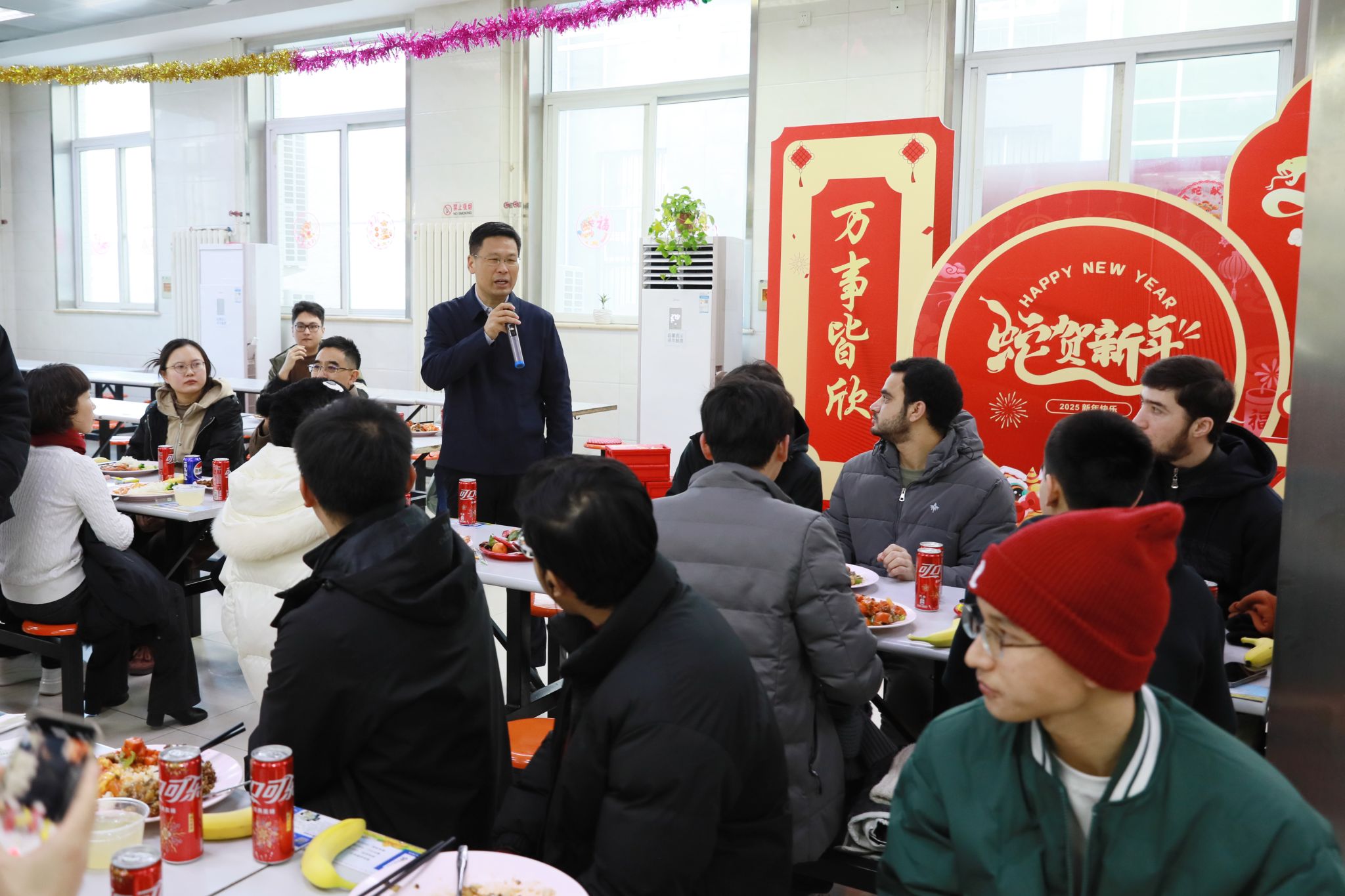 查显友看望慰问春节值班人员和留校学生代表