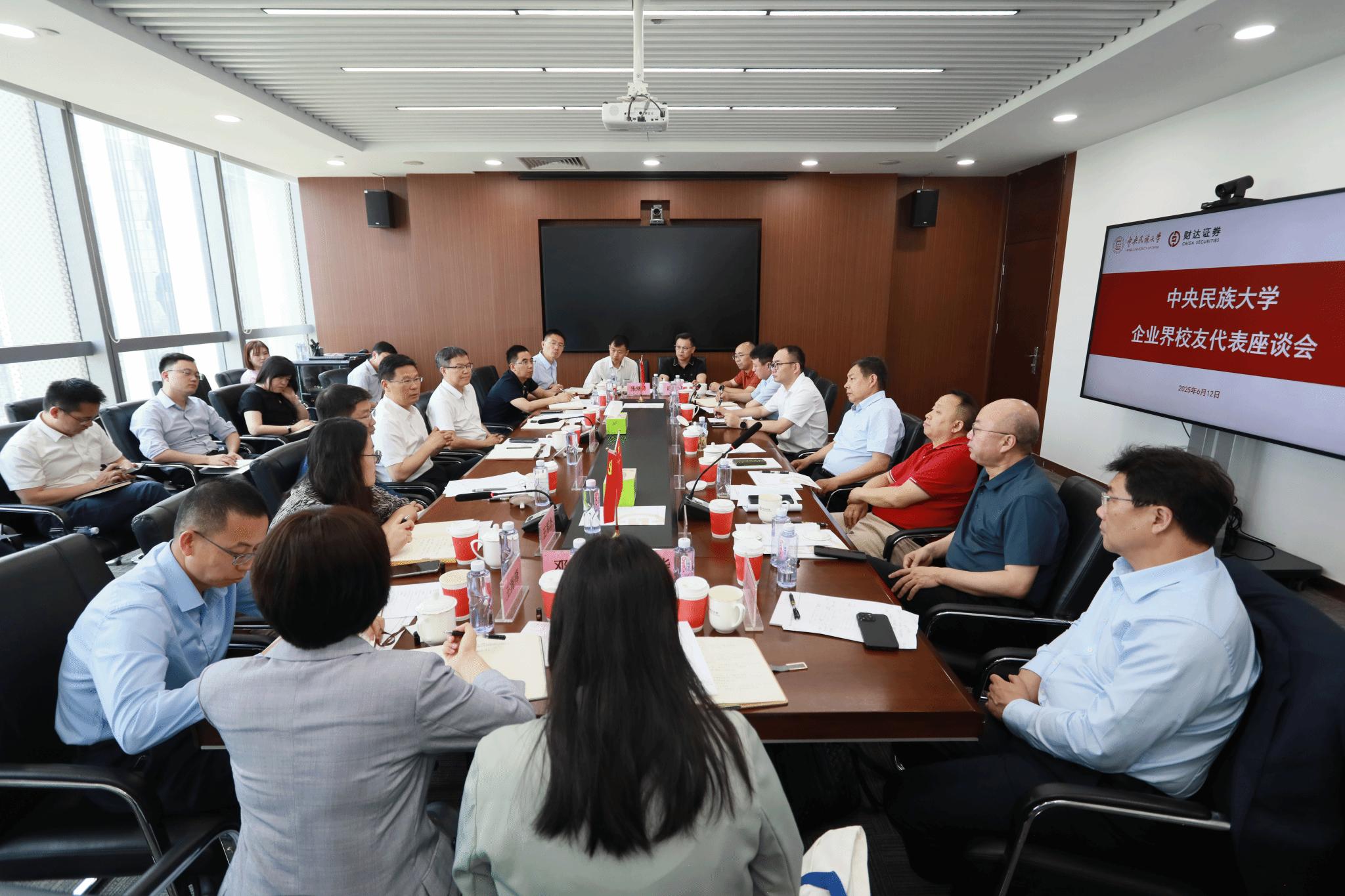 查显友带队赴丰台区访企拓岗并与企业界校友代表座谈