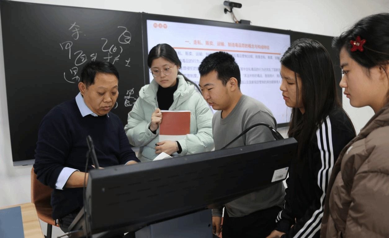 法学院教授李梁：从检察官到教师，他的刑法课很行