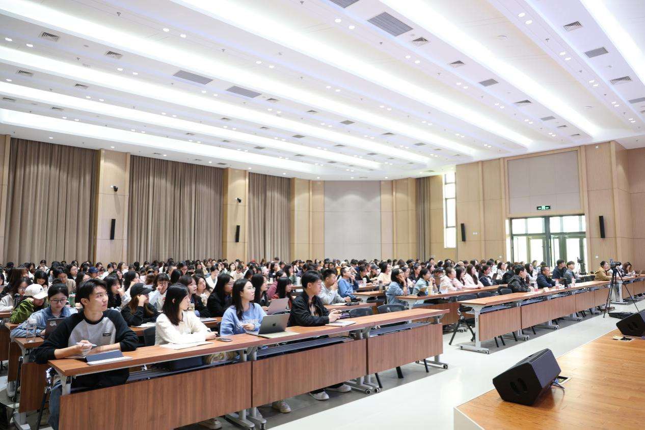 ag真人试玩“引航大讲堂”首场开讲丨陈力丹：追寻马克思在德国学习和工作的踪迹