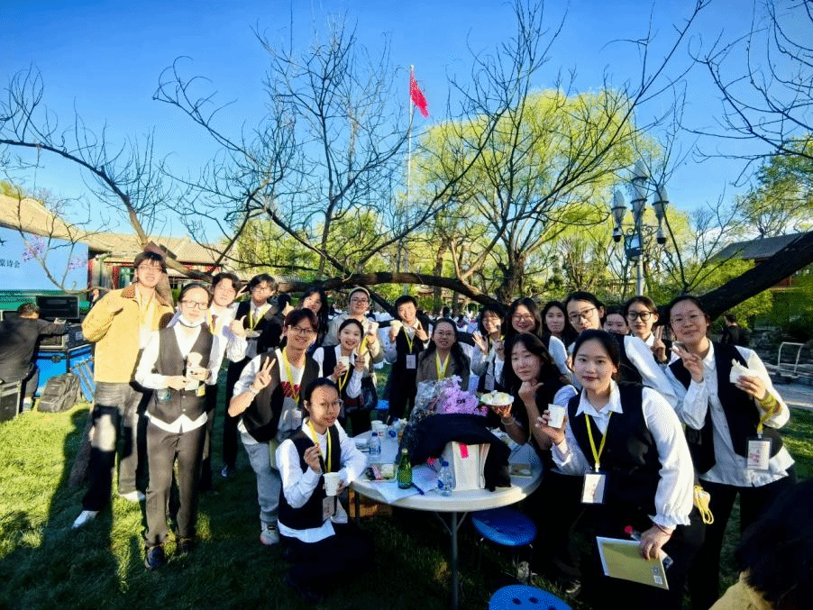外国语学院学生志愿者：书本外，也是主场