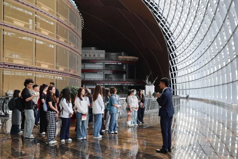 管理学院师生走进国家大剧院开展实地问学